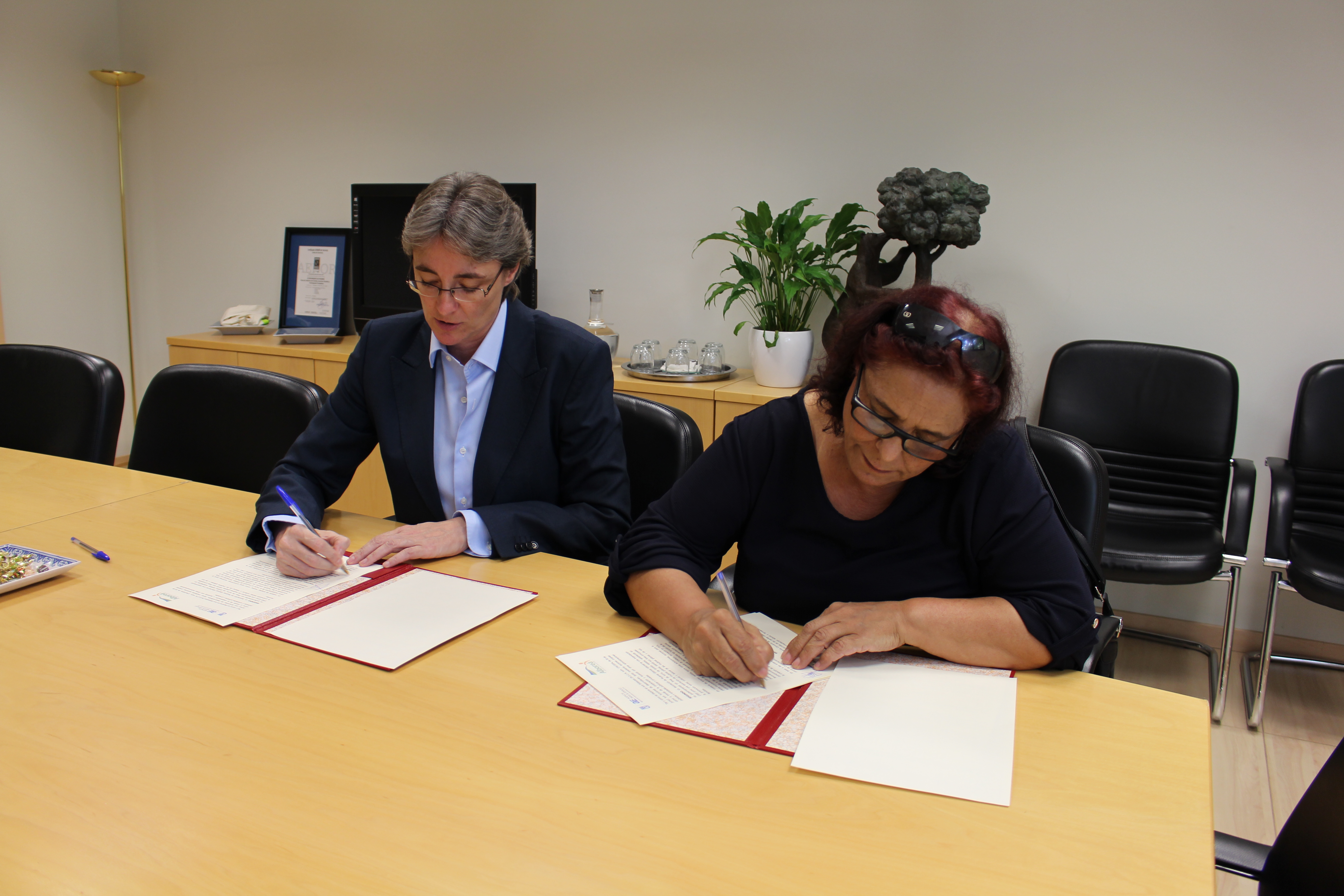 Marta Higueras y Rosalía Vázquez Barrul durante la firma del convenio de colaboración